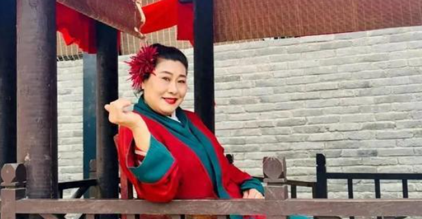 一对离婚夫妻在王婆调和下准备复婚